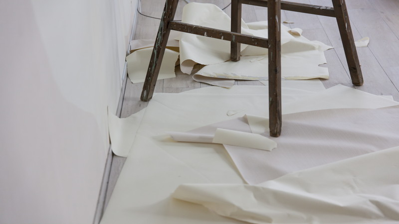 脚立とはがしたクロス